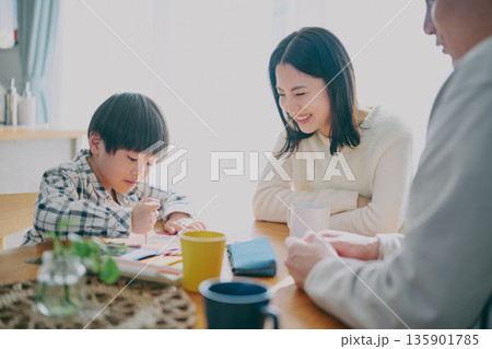 ダイニングでの家族団欒 135901785