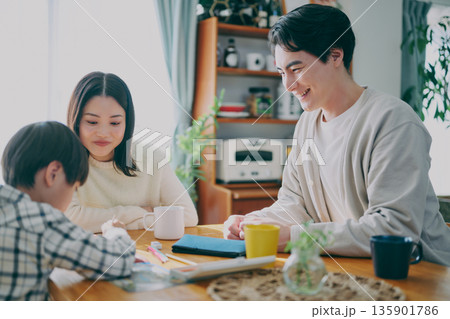 ダイニングでの家族団欒 135901786