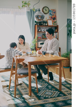 ダイニングでの家族団欒 ダイニングでの家族団欒 135901789