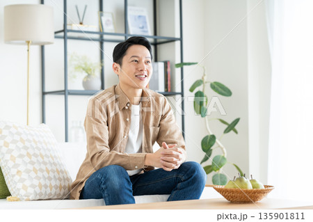 リビングでくつろぐミドルの男性 135901811