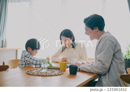 ダイニングでの家族団欒 135901832