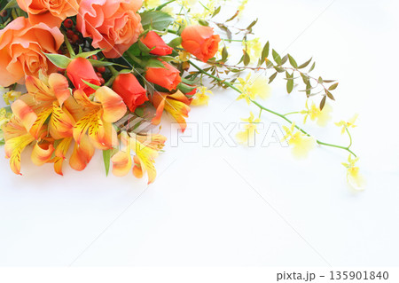 オレンジ系のバラの花束　秋イメージ 135901840