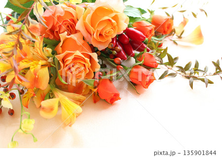 オレンジ系のバラの花束 秋イメージ オレンジ系のバラの花束 秋イメージ 135901844