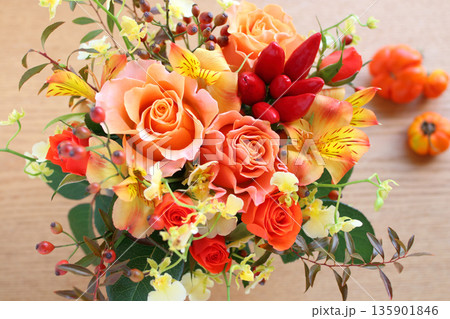 オレンジ系のバラの花束 秋イメージ オレンジ系のバラの花束 秋イメージ 135901846