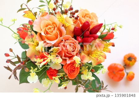 オレンジ系のバラの花束 秋イメージ オレンジ系のバラの花束 秋イメージ 135901848