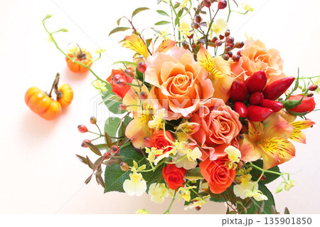 オレンジ系のバラの花束 秋イメージ オレンジ系のバラの花束 秋イメージ 135901850