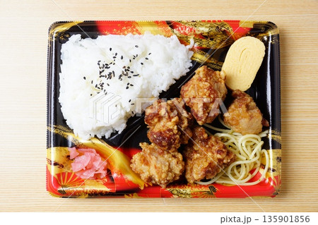 唐揚げ弁当 135901856