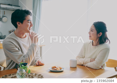 ダイニングでくつろぐ夫婦 ダイニングでくつろぐ夫婦 135902084