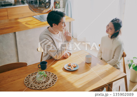 ダイニングでくつろぐ夫婦 ダイニングでくつろぐ夫婦 135902089
