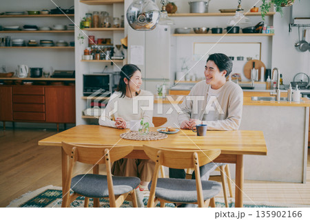 ダイニングでくつろぐ夫婦 135902166