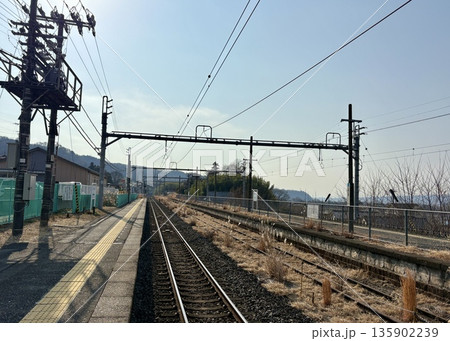 日本の無人駅 上越線 敷島駅 ホームと線路 日本の原風景 135902239