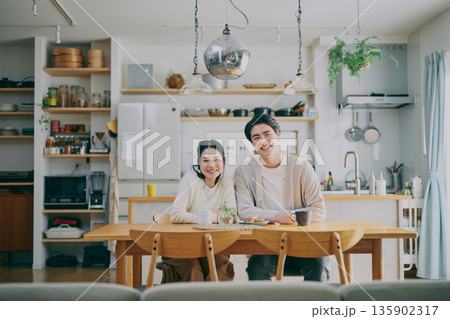 ダイニングでくつろぐ夫婦 135902317
