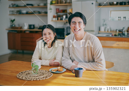ダイニングでくつろぐ夫婦 ダイニングでくつろぐ夫婦 135902321