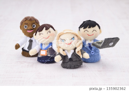 グローバルビジネスマンのチーム 135902362