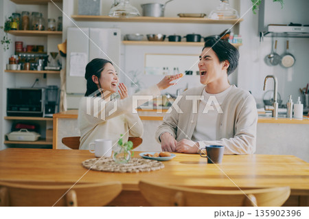 ダイニングでくつろぐ夫婦 ダイニングでくつろぐ夫婦 135902396
