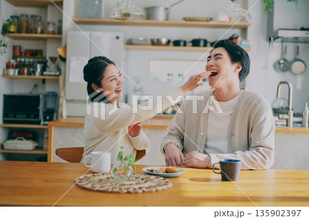 ダイニングでくつろぐ夫婦 ダイニングでくつろぐ夫婦 135902397