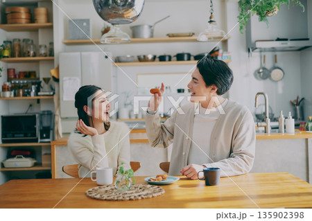 ダイニングでくつろぐ夫婦 135902398