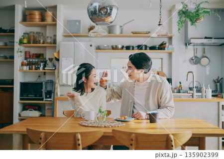 ダイニングでくつろぐ夫婦 135902399