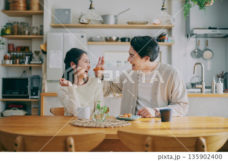 ダイニングでくつろぐ夫婦 ダイニングでくつろぐ夫婦 135902400