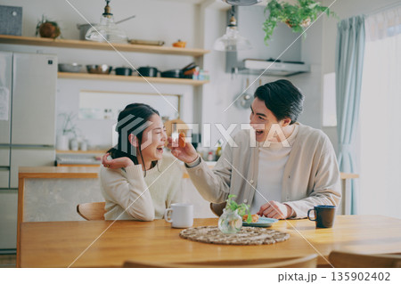 ダイニングでくつろぐ夫婦 135902402