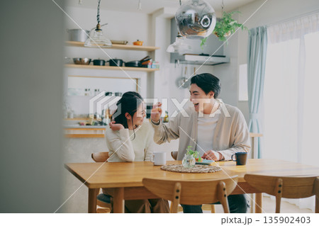 ダイニングでくつろぐ夫婦 ダイニングでくつろぐ夫婦 135902403