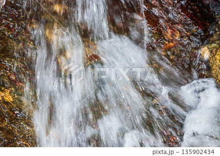 秋の山 渓流の水が流れ落ちるアップ01 秋の山 渓流の水が流れ落ちるアップ01 135902434