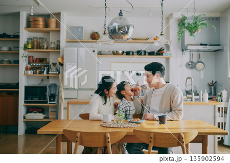 ダイニングでくつろぐ家族 135902594