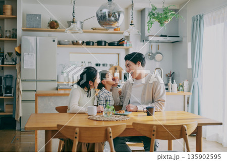 ダイニングでくつろぐ家族 135902595