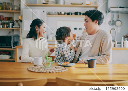 ダイニングでくつろぐ家族 135902600