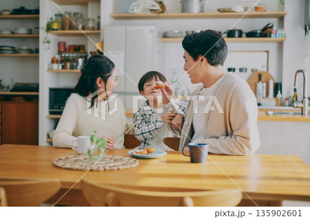 ダイニングでくつろぐ家族 135902601