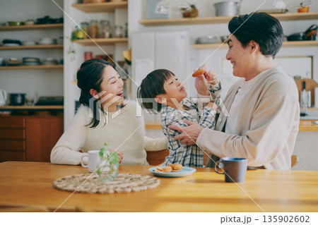 ダイニングでくつろぐ家族 135902602
