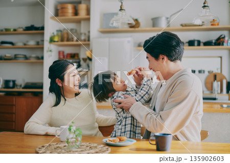 ダイニングでくつろぐ家族 135902603