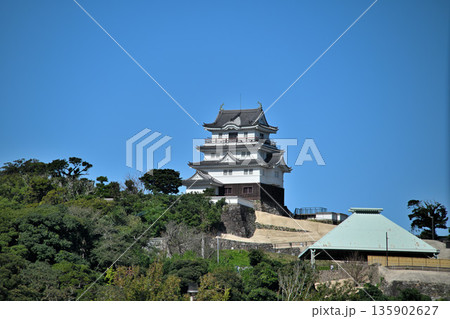 長崎県「平戸城」櫓と眺望 長崎県「平戸城」櫓と眺望 135902627