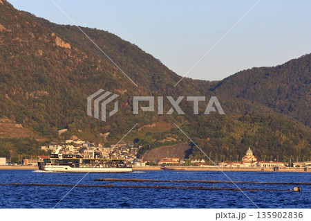 松山観光港(愛媛県)から広島港(広島県)へ向かうフェリー 松山観光港(愛媛県)から広島港(広島県)へ向かうフェリー 135902836
