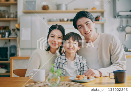 ダイニングでくつろぐ家族 ダイニングでくつろぐ家族 135902848
