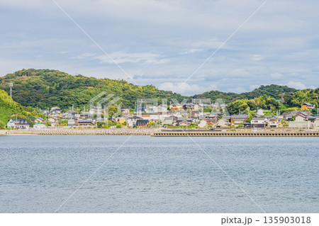 三河湾と蒲郡市の街並み(愛知県) 135903018