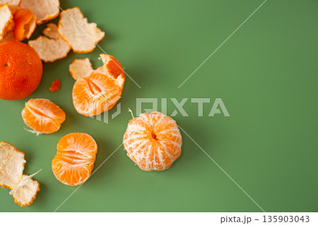 Citrus composition with whole mandarins and separated fruit slices Citrus composition with whole mandarins and separated fruit slices 135903043