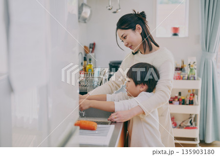 キッチンで料理をする親子 135903180