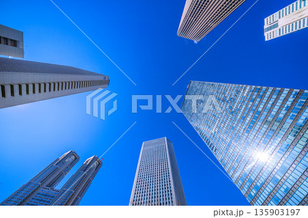 日本の東京都市景観 東京都庁やビルに反射する太陽光、オフィスビル群などを望む…希望の光…=1月25日 日本の東京都市景観 東京都庁やビルに反射する太陽光、オフィスビル群などを望む…希望の光…=1月25日 135903197