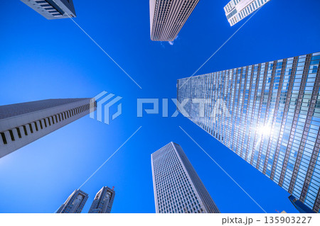 日本の東京都市景観 東京都庁やビルに反射する太陽光、摩天楼などを望む…、希望の光…=1月25日 日本の東京都市景観 東京都庁やビルに反射する太陽光、摩天楼などを望む…、希望の光…=1月25日 135903227
