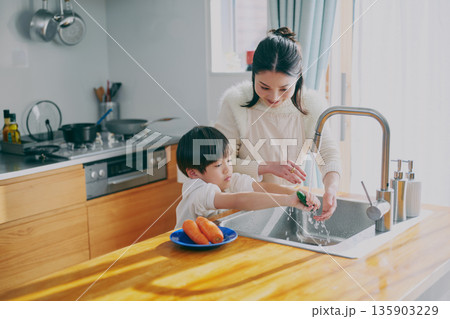 キッチンで料理をする親子 135903229