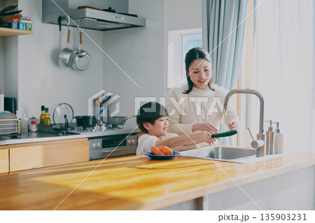 キッチンで料理をする親子 キッチンで料理をする親子 135903231