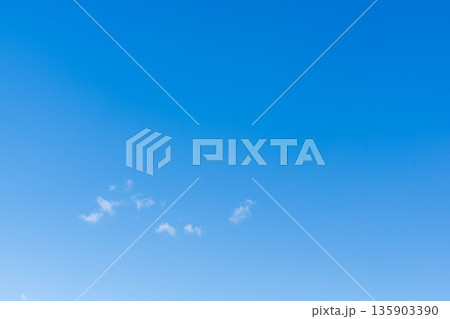 12月の晴れて爽やかな青空と雲19 12月の晴れて爽やかな青空と雲19 135903390