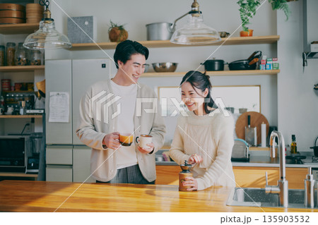 コーヒーを淹れる夫婦 コーヒーを淹れる夫婦 135903532