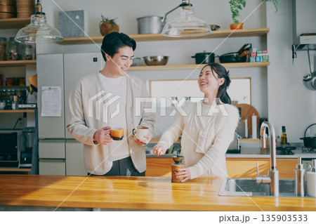 コーヒーを淹れる夫婦 コーヒーを淹れる夫婦 135903533
