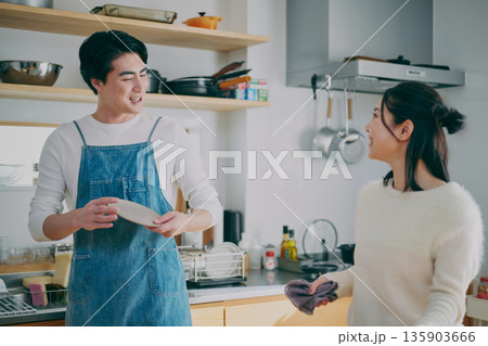 食器を片付ける夫婦 135903666