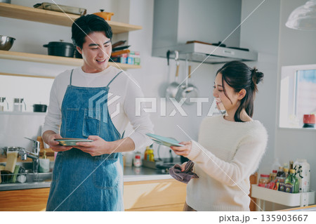 食器を片付ける夫婦 135903667