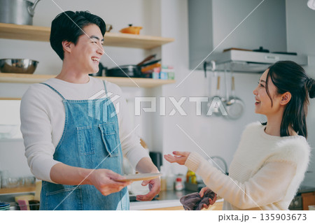 食器を片付ける夫婦 食器を片付ける夫婦 135903673