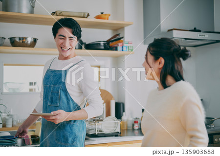 食器を片付ける夫婦 135903688
