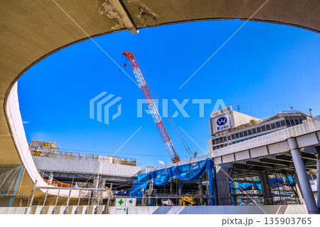 日本の東京都市景観1月25日。新宿駅前や新宿駅西口再開発、クレーンなどを望む 日本の東京都市景観1月25日。新宿駅前や新宿駅西口再開発、クレーンなどを望む 135903765